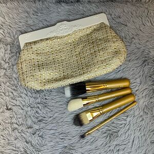 MAC Heirlooms Collection: 4 Face Brush Set